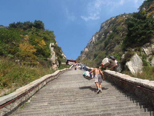 泰山山顶住宿价格多少？条件好吗？