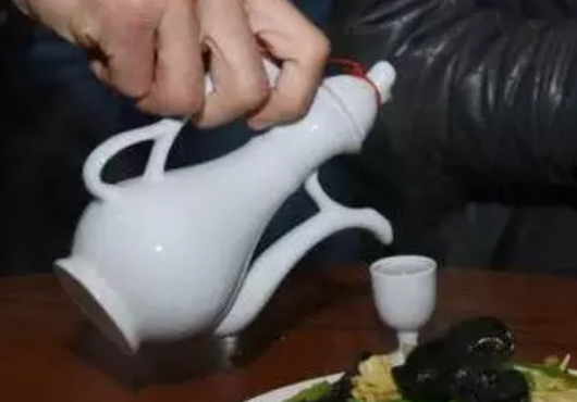 什么是反手倒酒