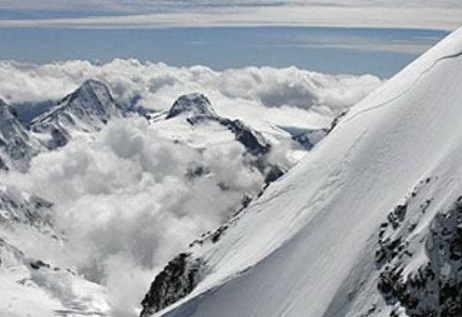 实拍吉尔吉斯斯坦巨大雪崩，雪崩是由于什么引发的？