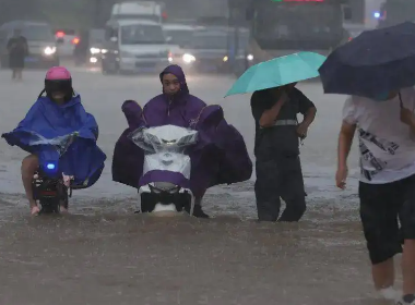 潍坊高密市沿街店铺遭水淹，雨下得像瀑布一样，今年的天气为何如此异常？