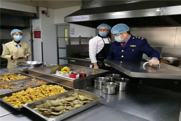 高校回应食堂员工锅里洗拖把，如何保护学生的食品安全？