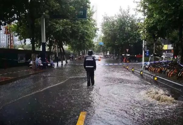 上海暴雨“大白”被风刮跑，暴雨天气下在外作业人员如何保障自身安全？