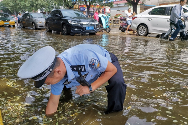 合阳一交警赤脚清理下水道，这是你眼中最美的身影吗？