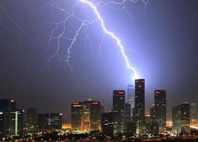 浙江温州一男生比心女生险遭雷劈，在雷雨天气出行该注意些什么？