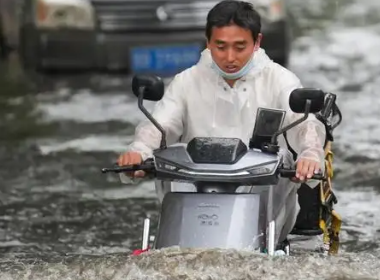 潍坊高密市沿街店铺遭水淹，雨下得像瀑布一样，今年的天气为何如此异常？