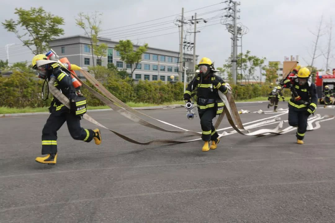 武城一消防车遭别车致18南麦荐被烧段，肇事司机构成了哪些违法行为？