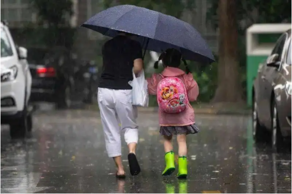 上海暴雨“大白”被风刮跑，暴雨天气下在外作业人员如何保障自身安全？