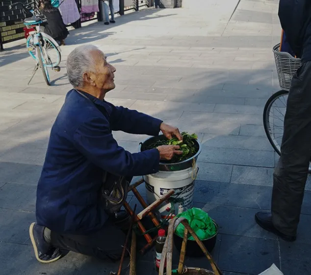 吉林一社区免费发菜女儿喊爸爸少拿点，多给老人分点，女孩的懂事源于什么？