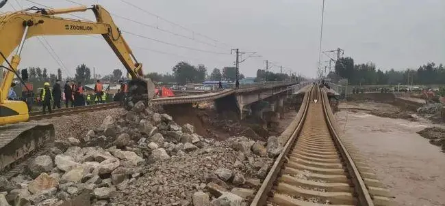 山西洪水导致一段铁路冲垮，给铁路交通造成了哪些影响？