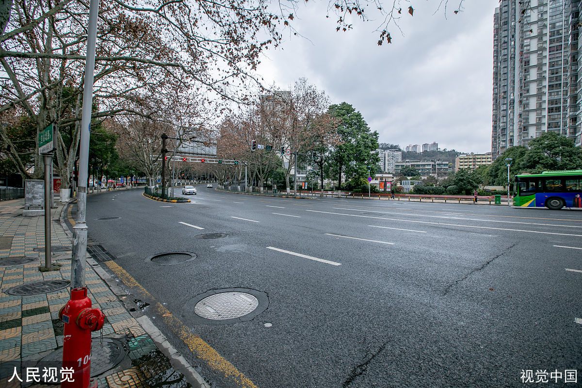 北京封控小区有两人翻越护栏去外地，擅自离开封闭小区需要承担哪些责任？