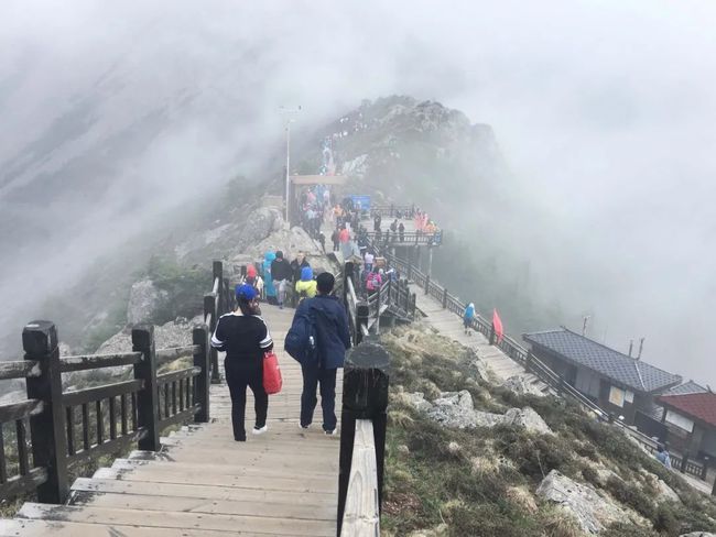 数百名游客在寒风中滞留太白山景区山顶，你如何看待这件事？