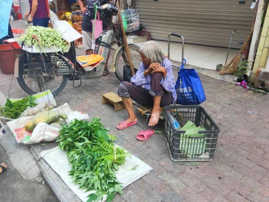 南通城管执法过程中暴摔摆摊老人惹争议，警方对此有何回应？