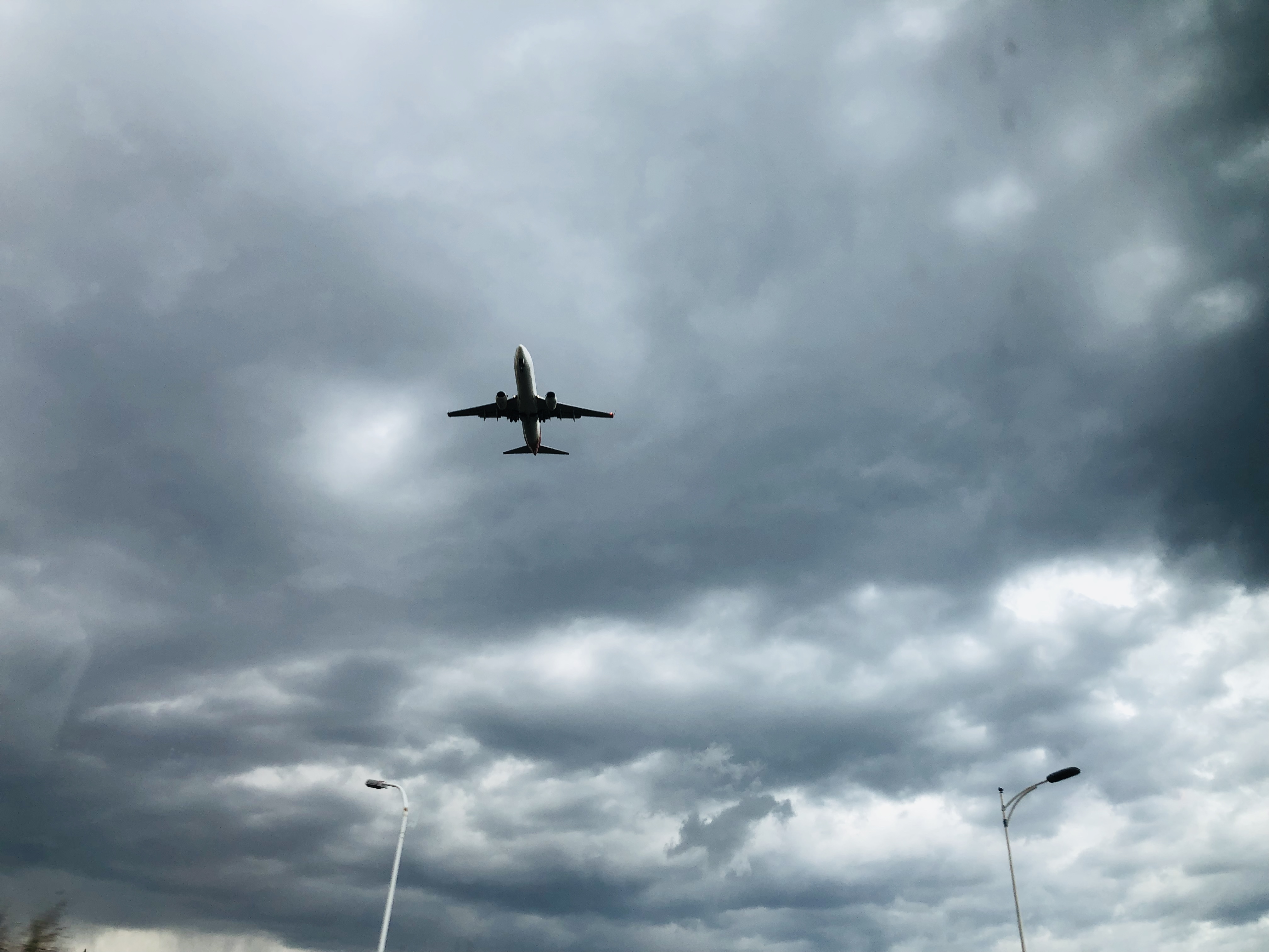 东方航空计划于10月底恢复多条国际航线，将对我国相关产业带来哪些利好？