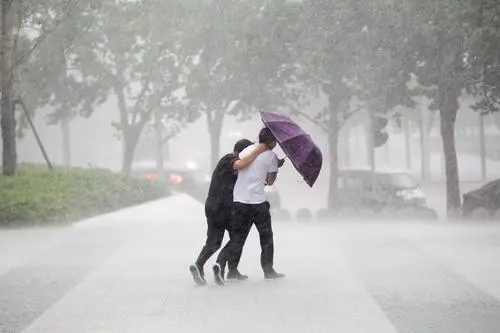 哈尔滨两男子暴雨中搓澡，你如何看待他们的行为？