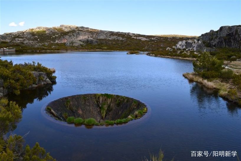 葡萄牙一处偏僻湖面，出现“地球破洞”的景观，到底是怎么回事？