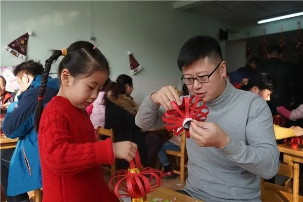 小学生制作灯笼的方法