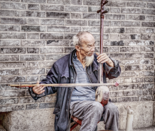 play the erhu还是play erhu？